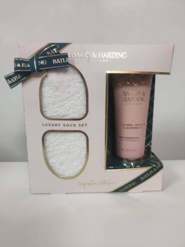 Baylis and Harding Foot lotion and sock set 370x495